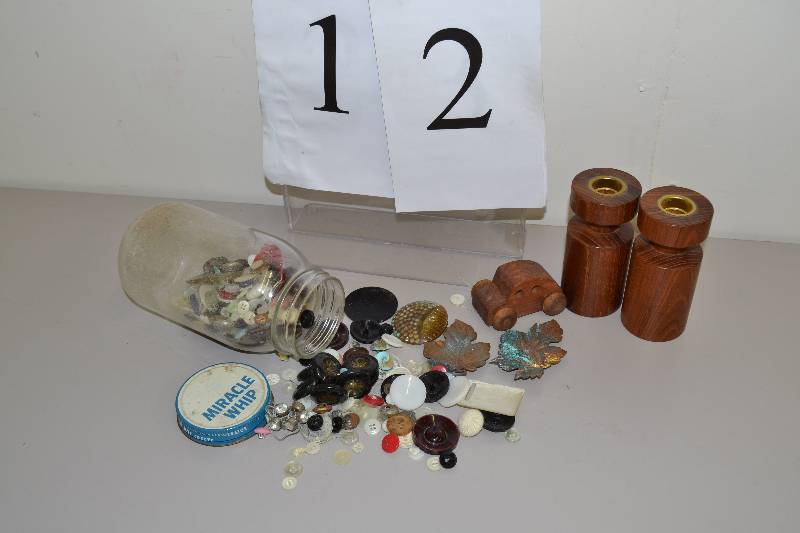 lot 12 image: Vintage buttons