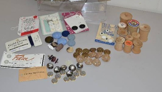 lot 14 image: Vintage buttons