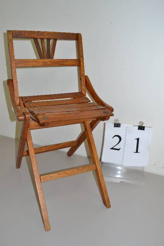 lot 21 image: Vintage folding chair