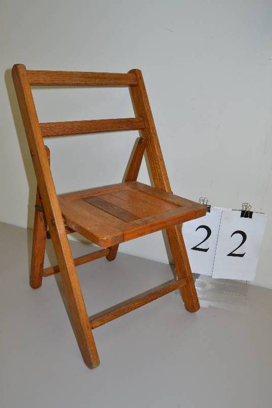 lot 22 image: Vintage folding chair