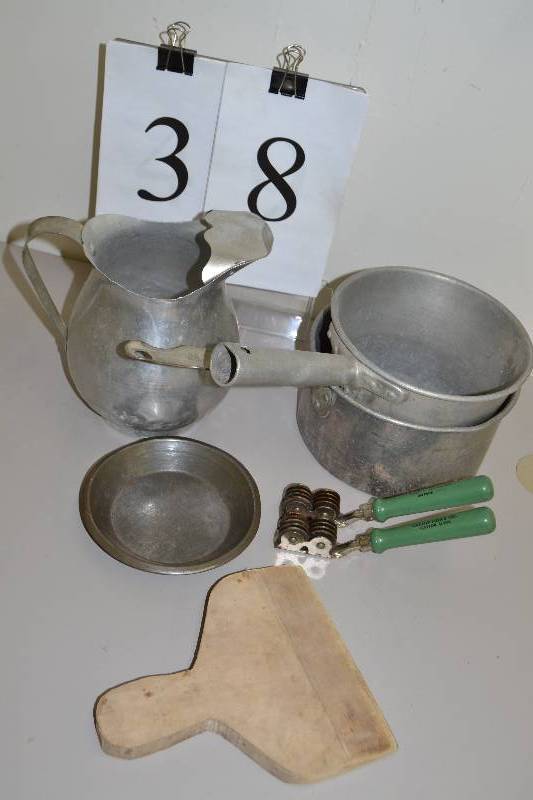 lot 38 image: Vintage aluminium kitchen items