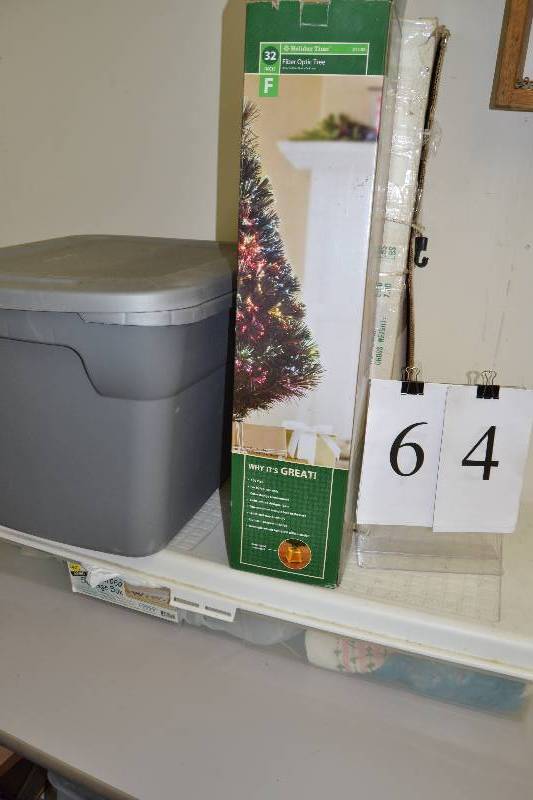 lot 64 image: Christmas items