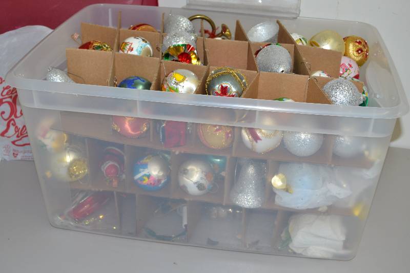 lot 65 image: Christmas items