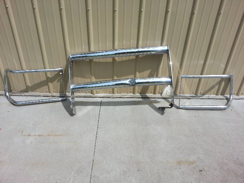 lot 14 image: 1999-2006 Chevy 1500 Chrome Grill Guard