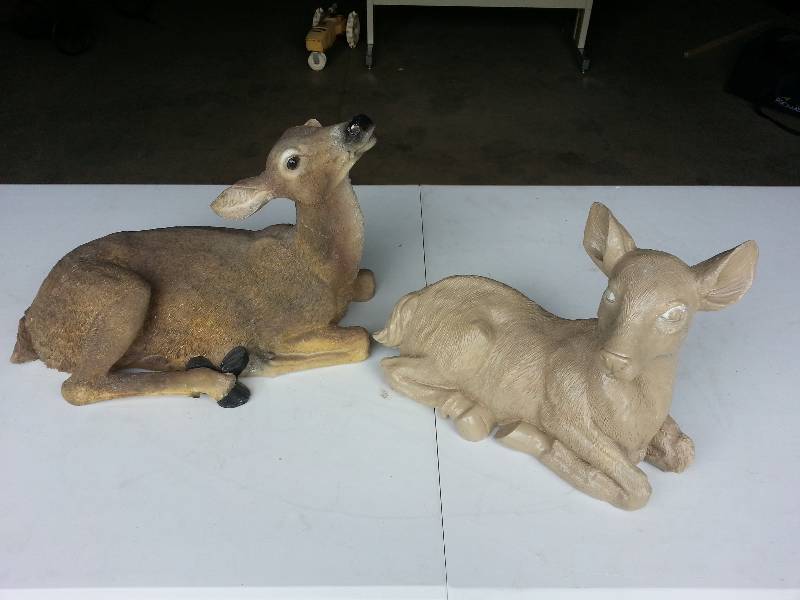 lot 98 image: Two Deer Doe Fawn Lawn Decor