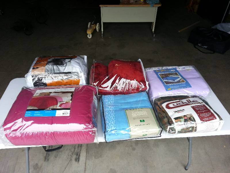 lot 104 image: Lot of (6) Comforters, Blankets, and Matress Pads