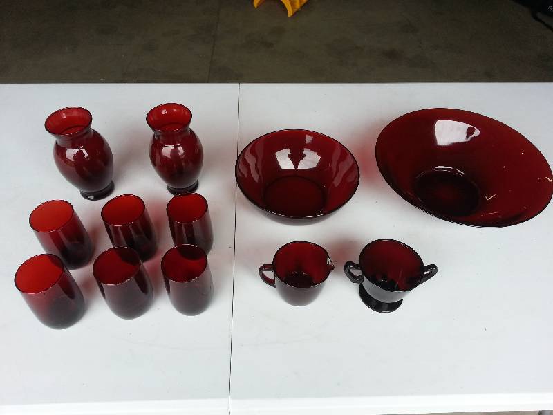 lot 113 image: Set of (12) Red Glass Pieces