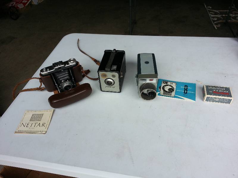 lot 144 image: Vintage Camera Equipment Kodak Brownie & More
