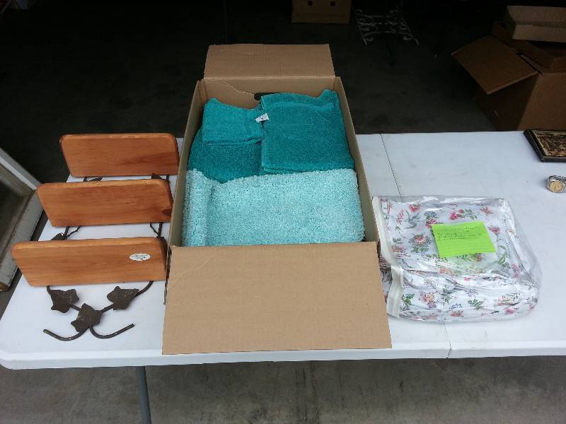lot 169 image: Full Linen Set, Towels, and a nice Rack