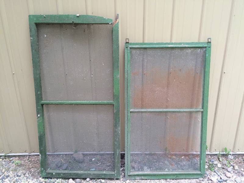 lot 75 image: Pr. Of Vintage Screens