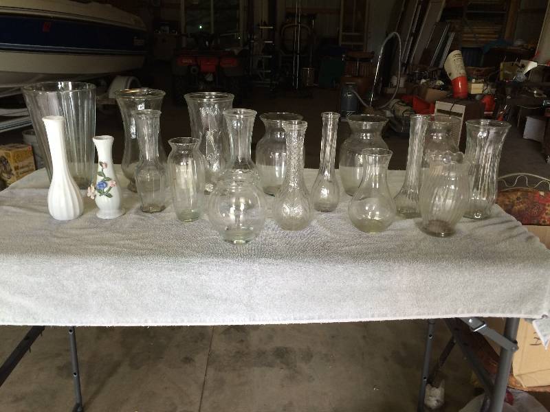 lot 87 image: 18 Miscellaneous Vases