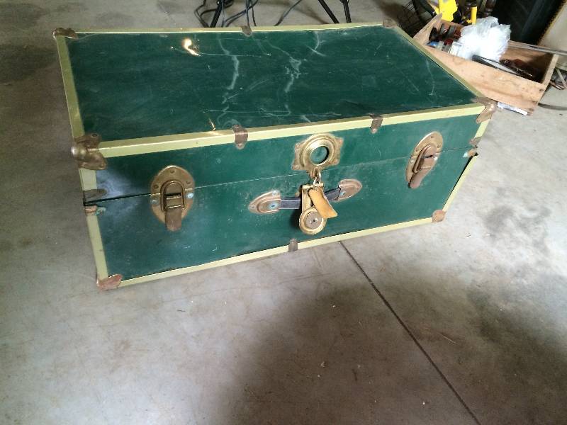 lot 155 image: Vintage Metal Trunk With Keys