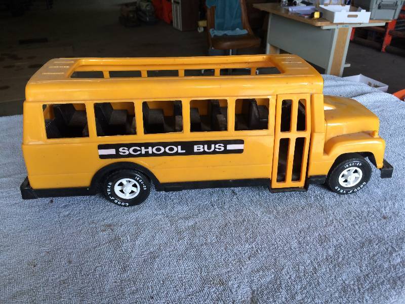 lot 149 image: Toy Plastic School Bus