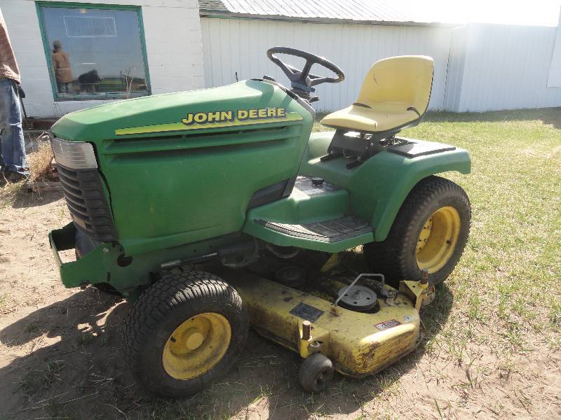 JD 345 Riding Lawnmower