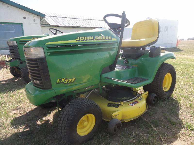 JD LX277 Riding Lawnmower
