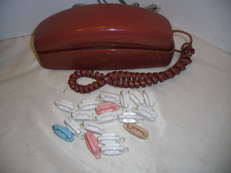 lot 2 image: Vintage Collectibles Fritz & Floyd Crocodile, Princess Phone,  Im a Believer Monkees