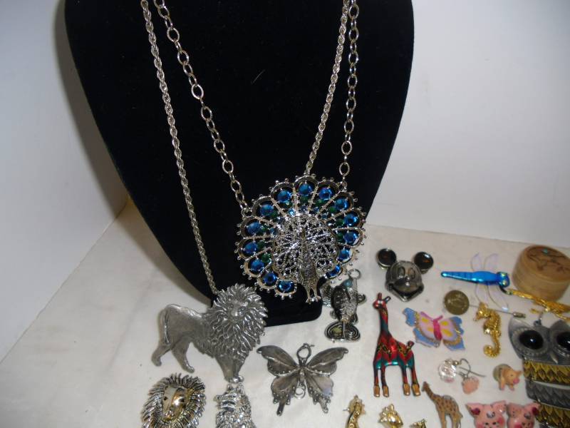 lot 8 image: All Animals - Owls, Pigs, Butterfly, Giraffe, Lion, Peacock