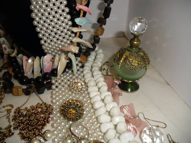 lot 11 image: Assortment of Jewelry & Womens Belts