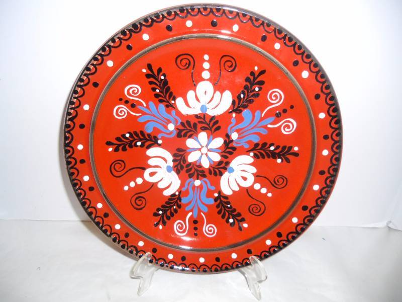 lot 18 image: Entertaining Hammered Aluminum Bowls, Folk Art Red Plate, Glass Pedestal Bowl