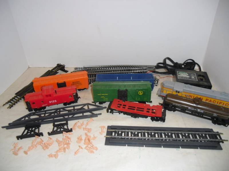 lot 33 image: Vintage HO scale Trains and Mini Figures