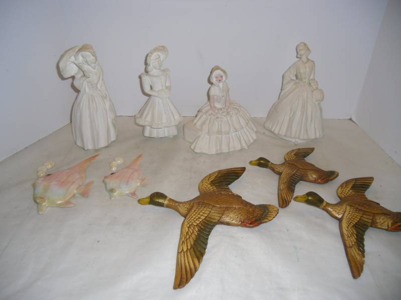 lot 38 image: Ceramic Wall Decor Classic Pheasants, Pink Fish with Bubbles and 4 Figurines