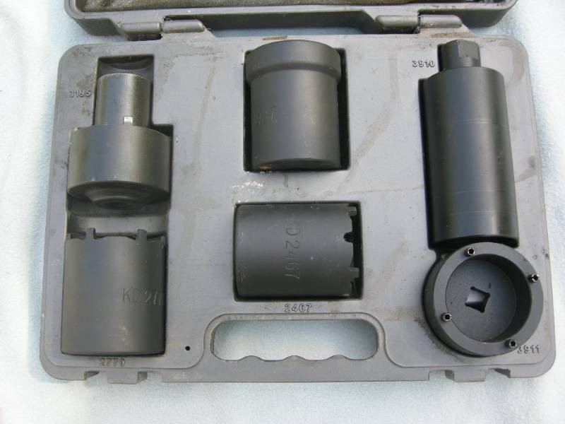 Spindle nut wrench set