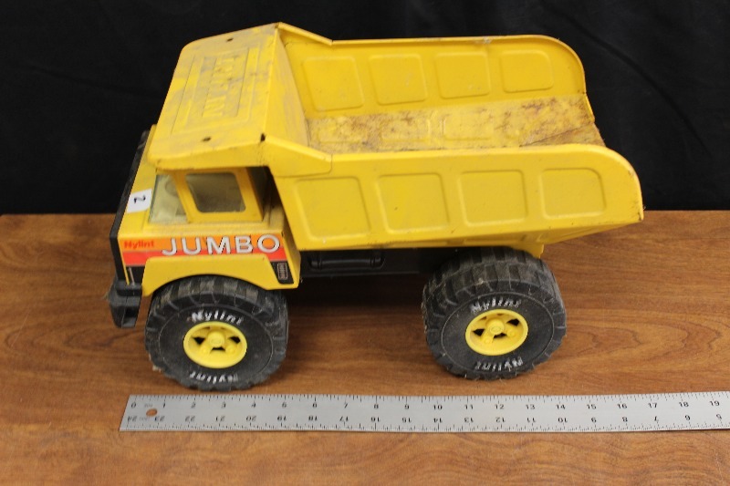 lot 2 image: Vintage Nylint Dump Truck