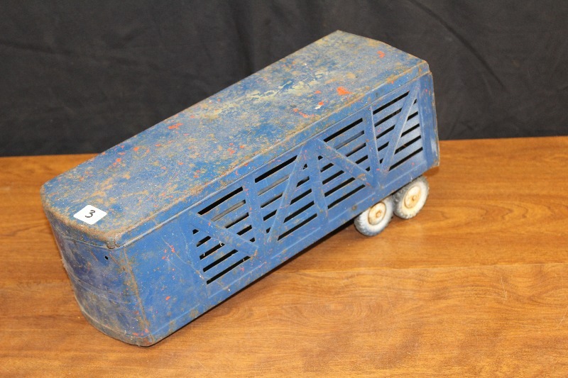 lot 3 image: Structo Toys Horse Trailer