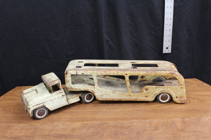 lot 4 image: Buddy L Car Carrier