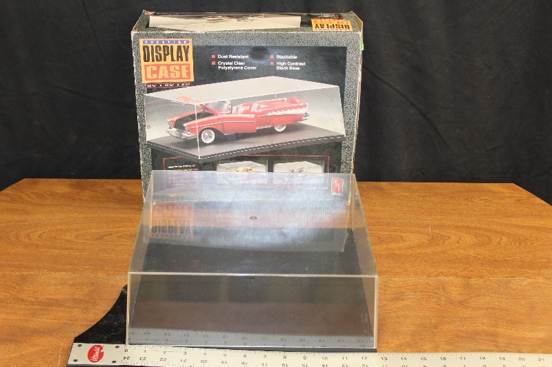 lot 14 image: Collector Car Display Case