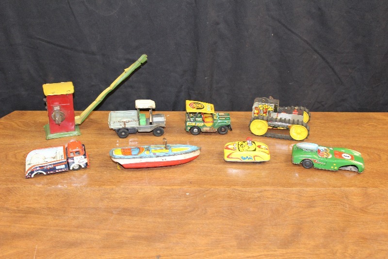 lot 21 image: Vintage Tin Toys