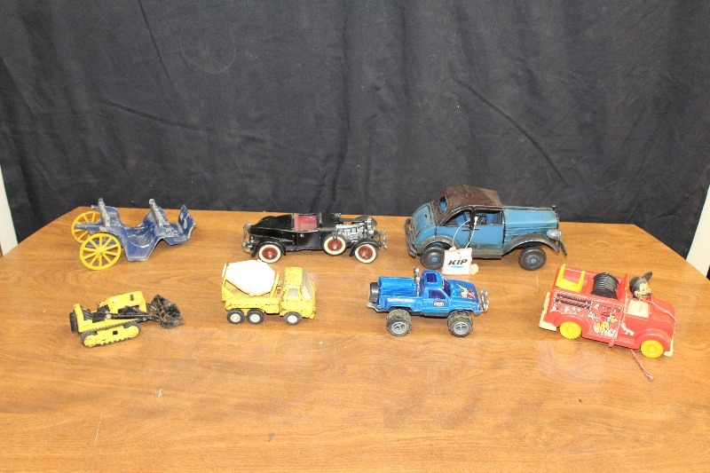 lot 26 image: Vintage Toy Car Lot