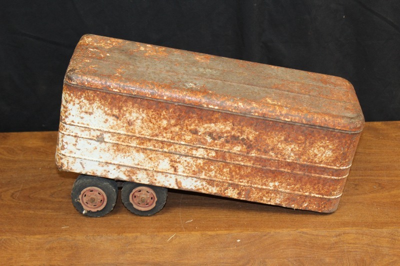 lot 28 image: Tin Trailer