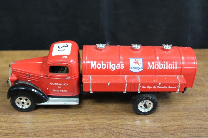 lot 31 image: Diecast 1937 Chevrolet Mobilegas Tanker