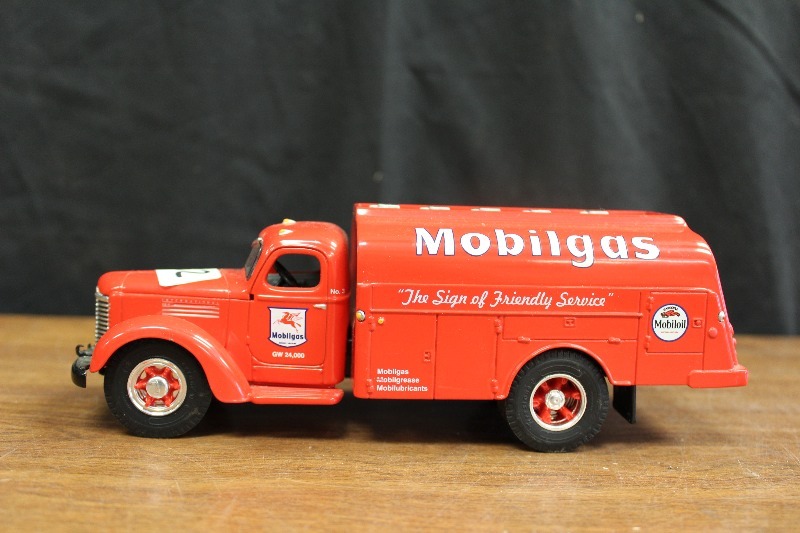 lot 32 image: Diecast 1949 International Mobilegas Tanker