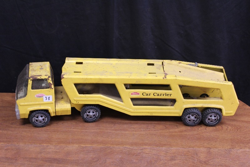 lot 38 image: Vintage Tonka Car Carrier Semi Truck and Trailer