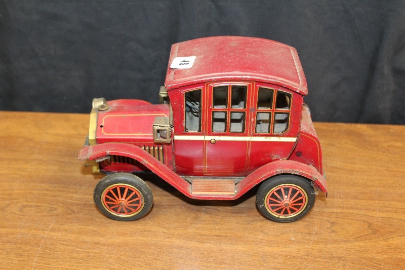 lot 48 image: Vintage Tin Car, Battery Powered