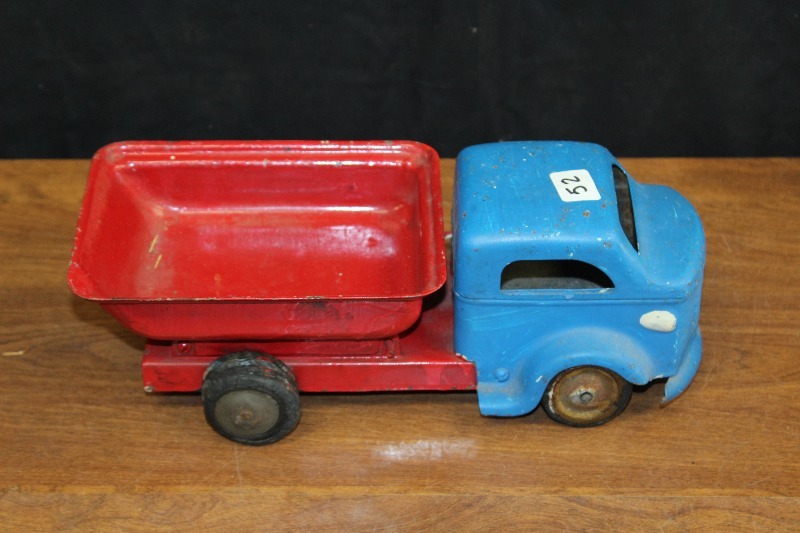 lot 52 image: Unmarked (Repainted) Vintage Dump Truck