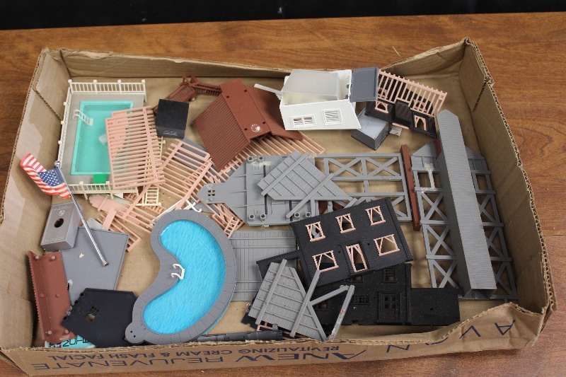 lot 53 image: Toy House Set