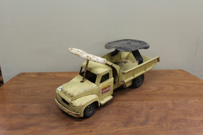 lot 60 image: Buddy L Sit and Ride Dunp Truck