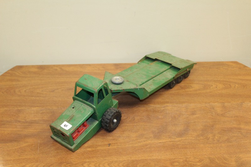 lot 61 image: Vintage Wyanndotte Toys Truck and Trailer