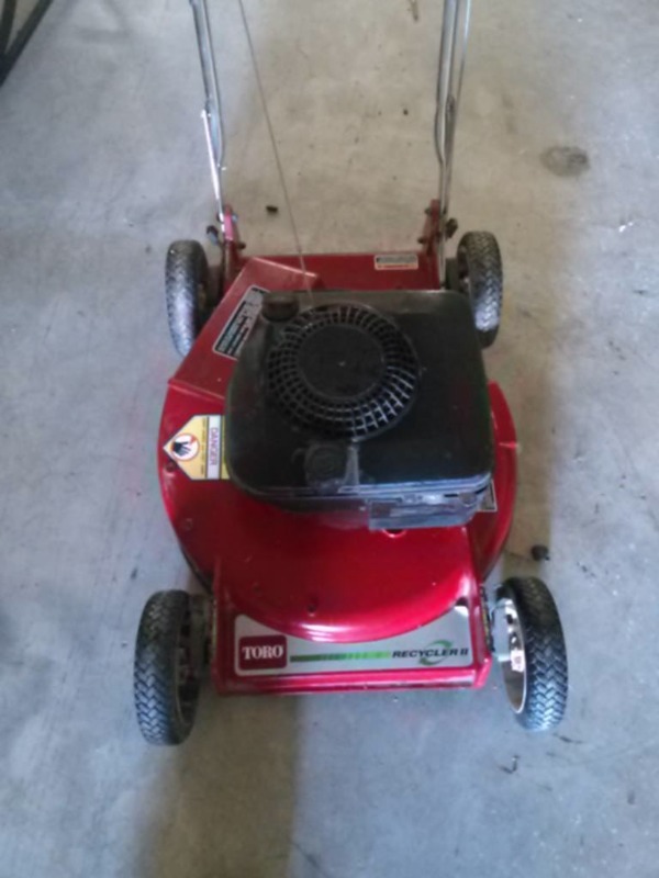 lot 1 image: Very Clean Toro Recycler 21 5.5 hp Push Mower-Great Condition