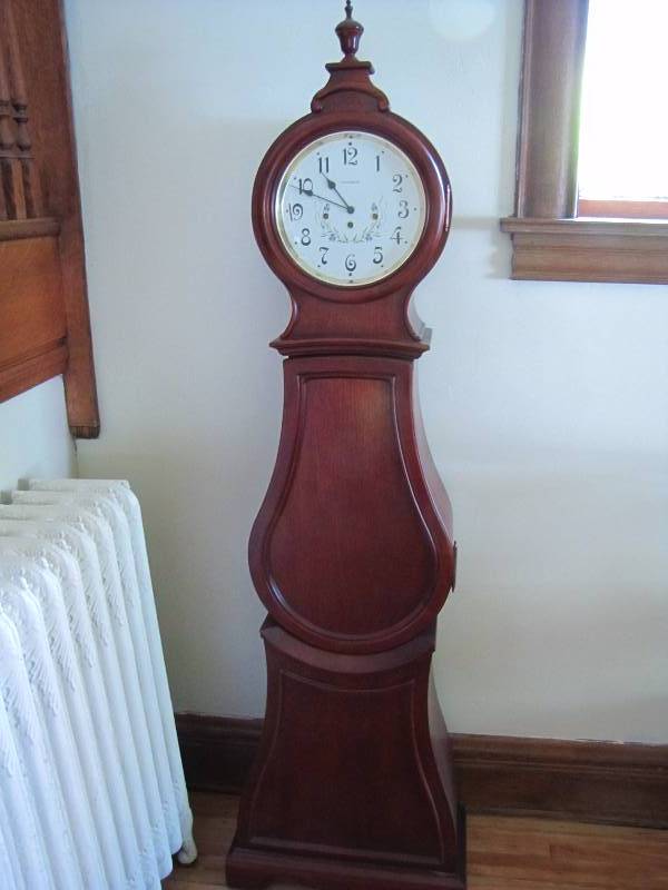 lot 3 image: Grandmother clock