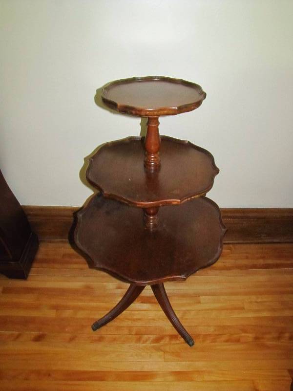 lot 4 image: Vintage three tiered pie crust parlor table