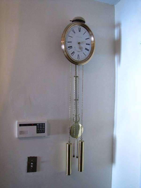 lot 10 image: Vintage Brass Wall Clock
