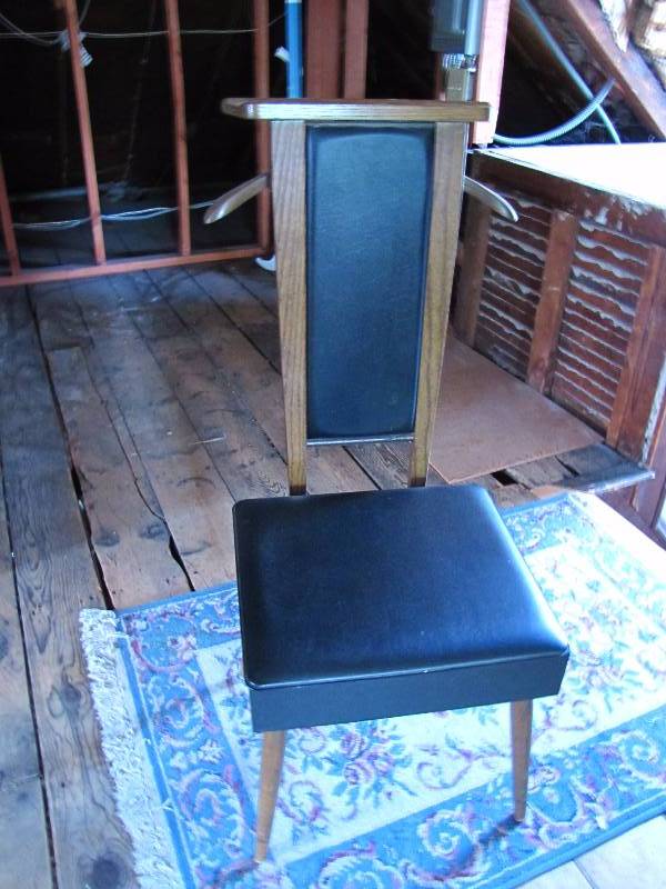 lot 16 image: Vintage Mid Century Mens dressing chair