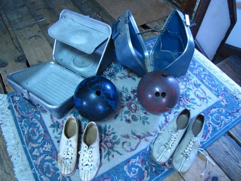 lot 17 image: Vintage bowling balls, cases and shoes