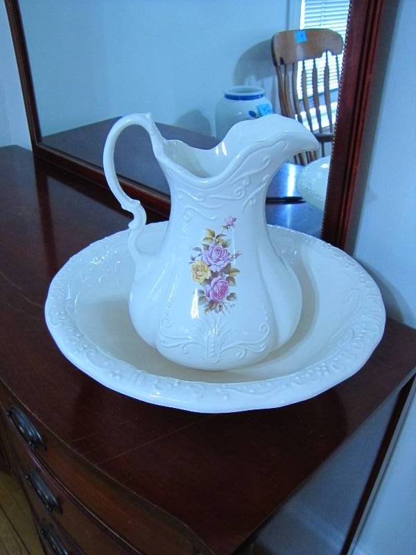 lot 35 image: Vintage ceramic water pitcher and basin