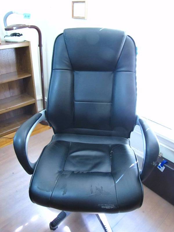 lot 34 image: large office chair