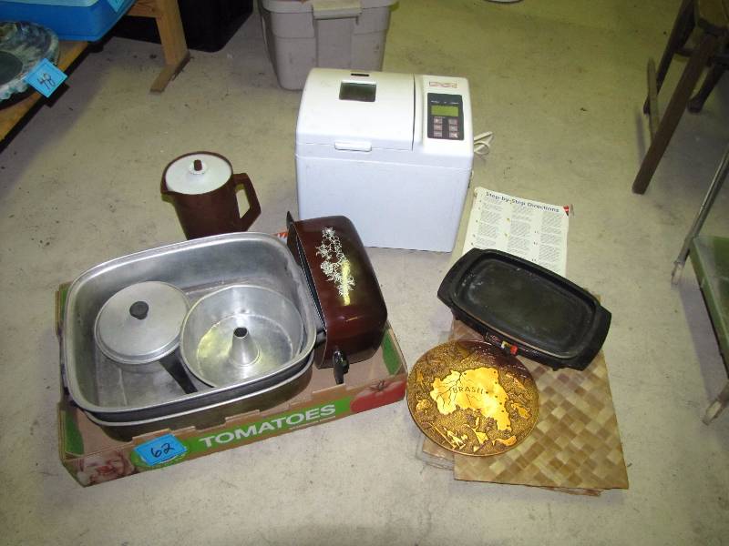 lot 62 image: Bread maker & kitchen pans